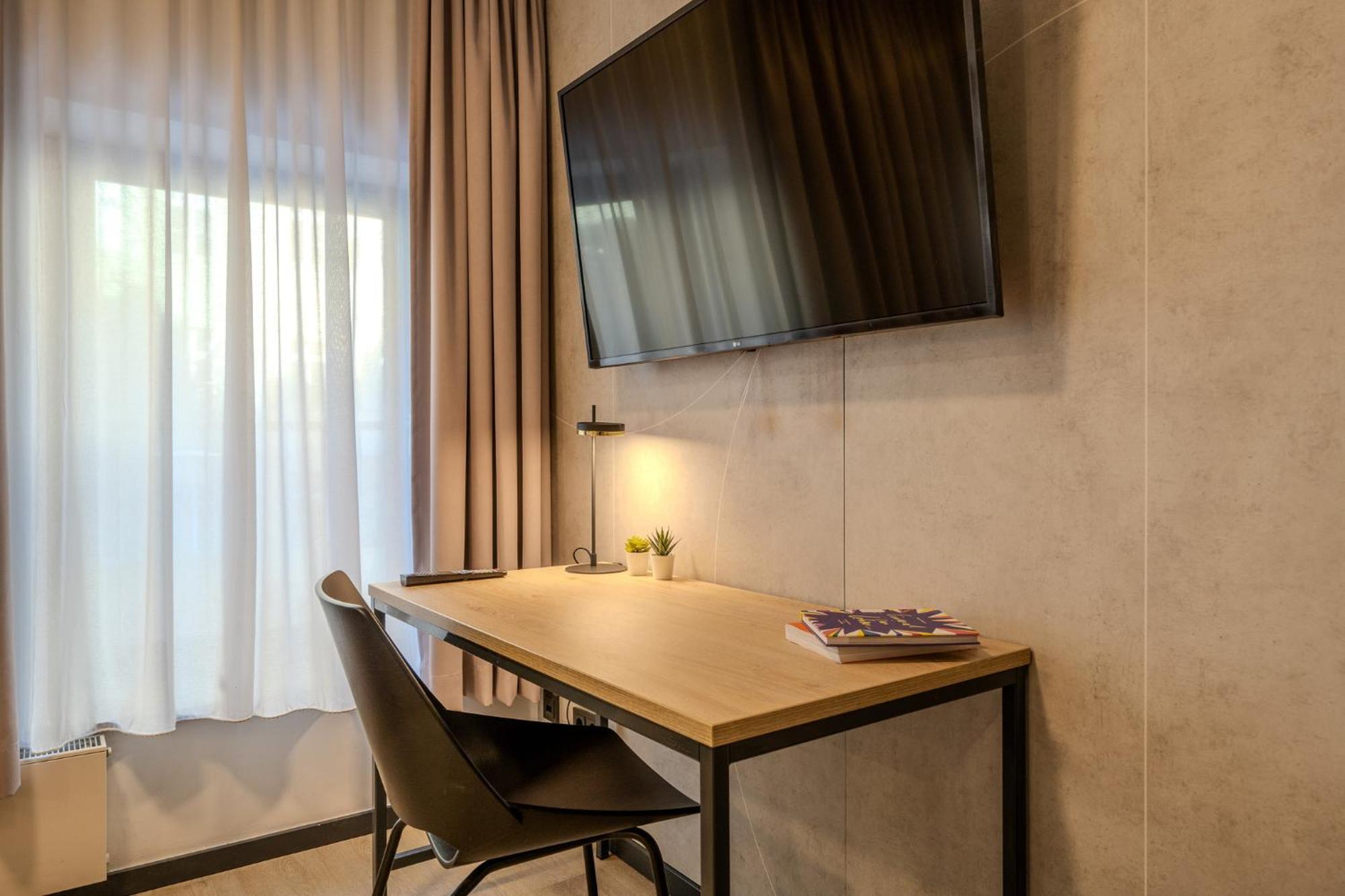 The Base Berlin One Hotel Bagian luar foto