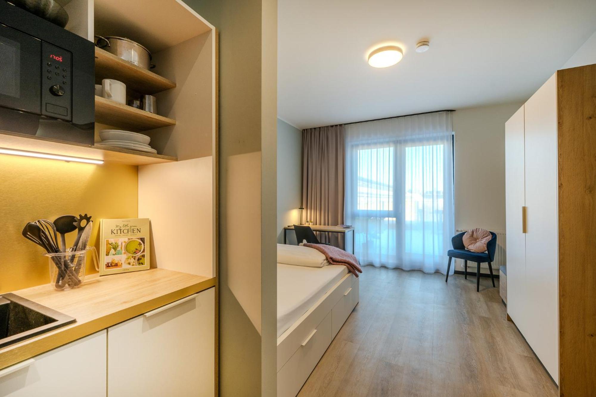 The Base Berlin One Hotel Bagian luar foto