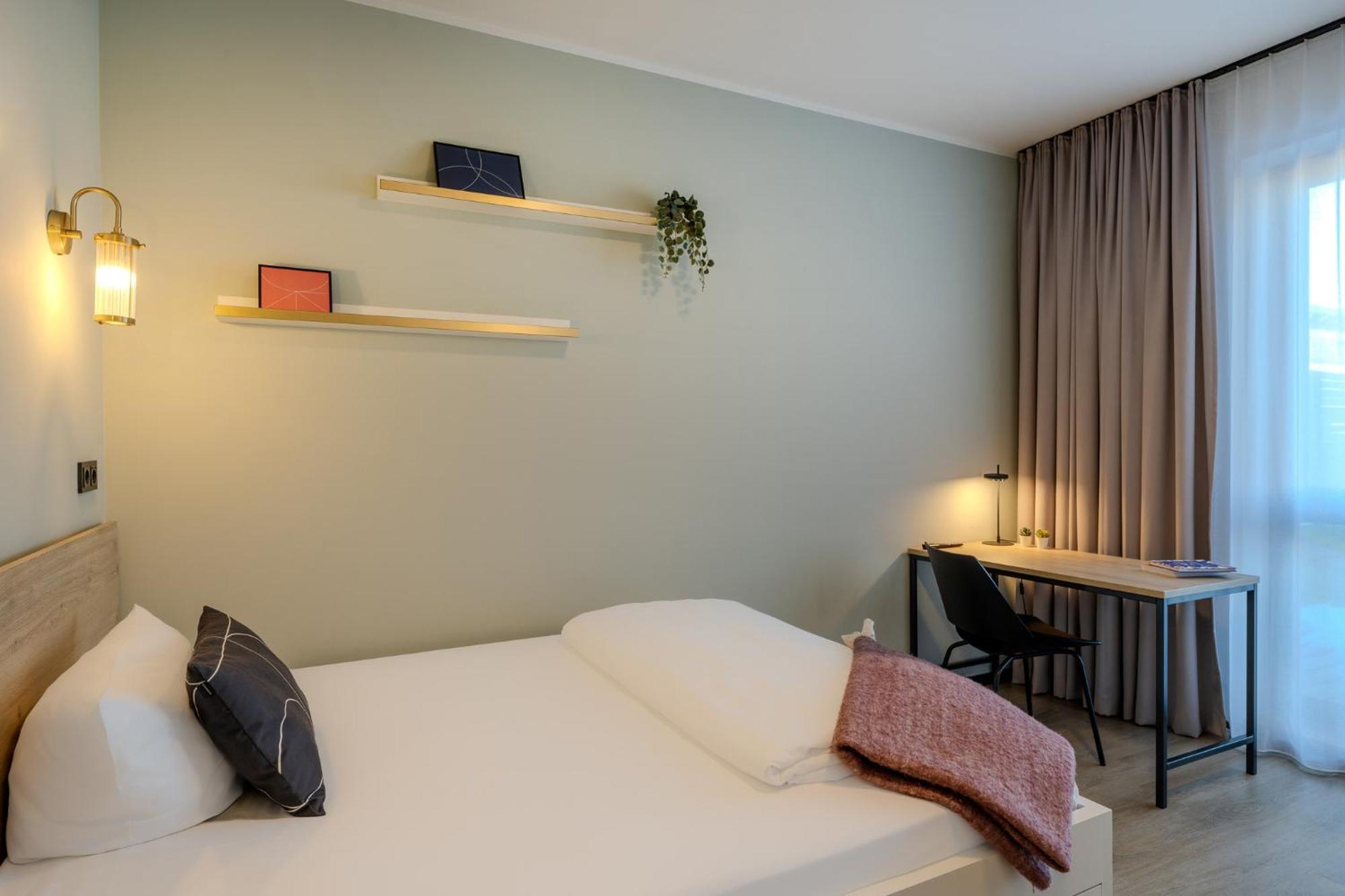 The Base Berlin One Hotel Bagian luar foto