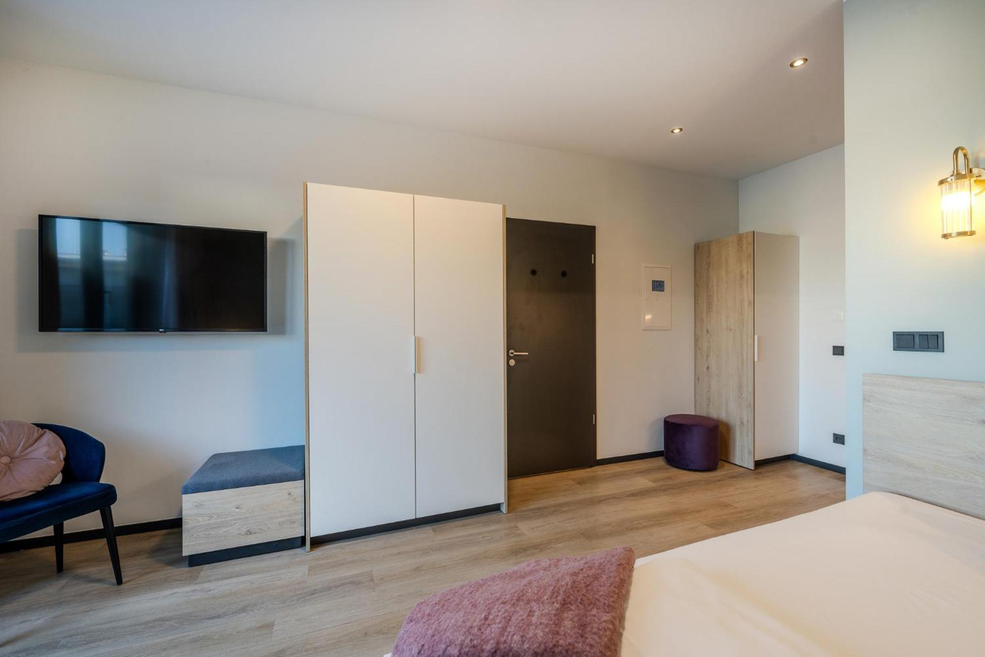 The Base Berlin One Hotel Bagian luar foto