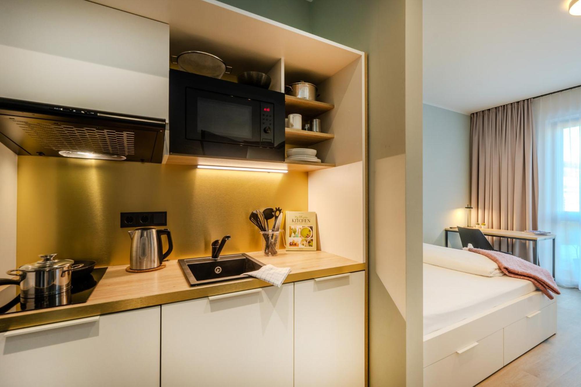 The Base Berlin One Hotel Bagian luar foto