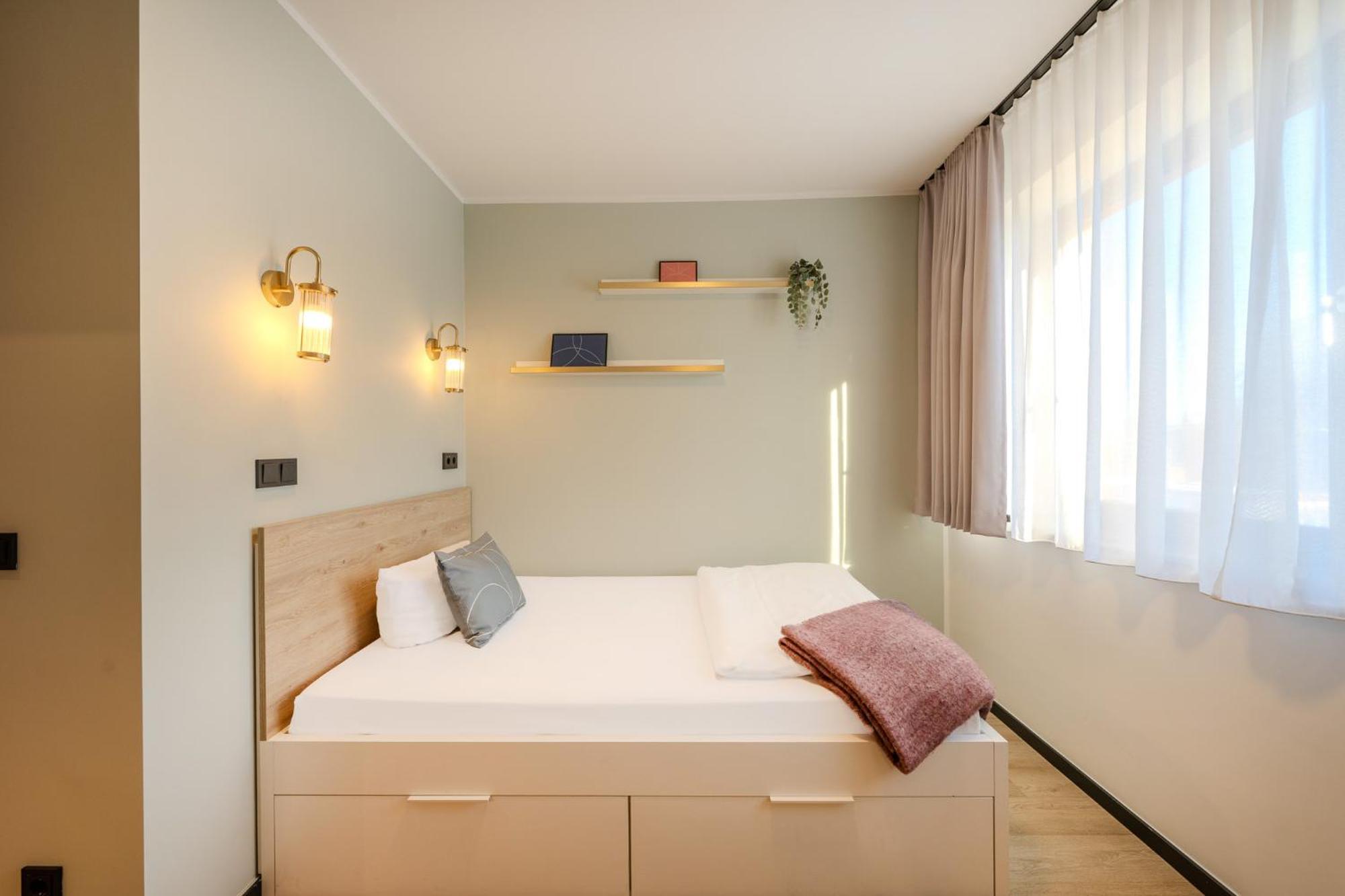 The Base Berlin One Hotel Bagian luar foto