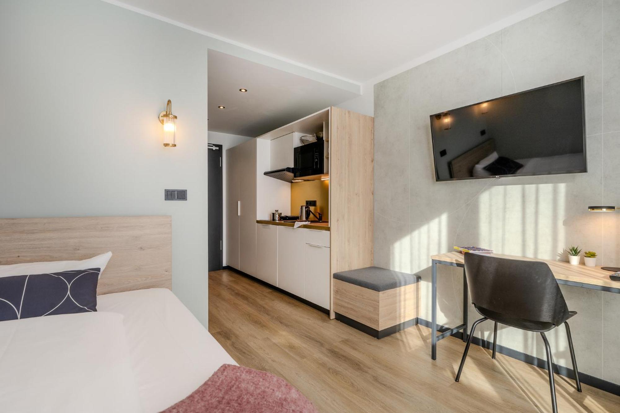 The Base Berlin One Hotel Bagian luar foto