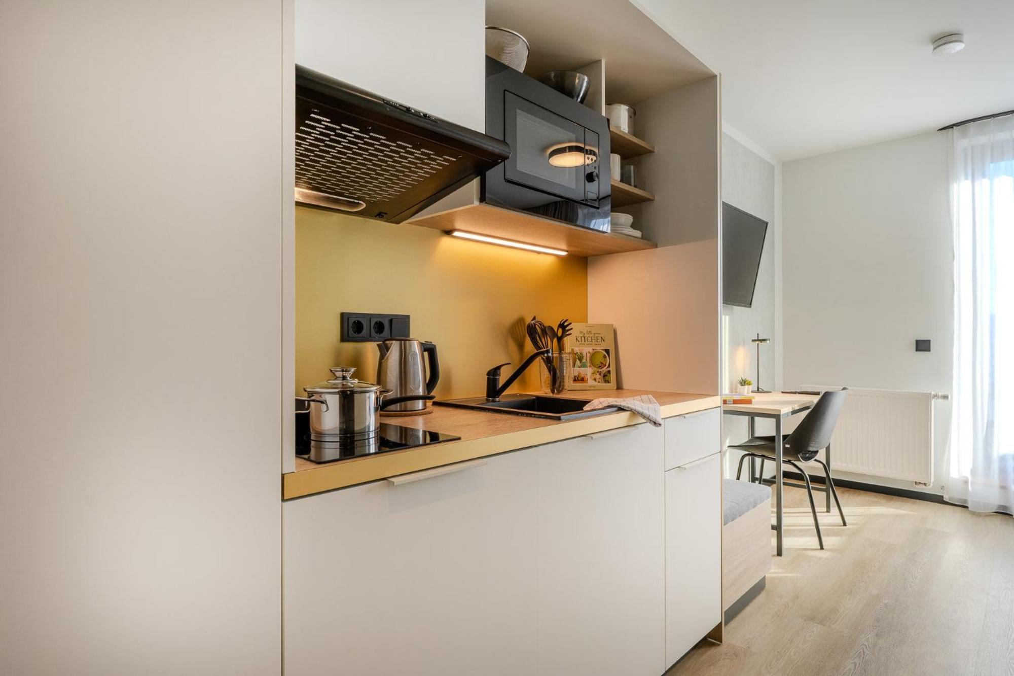 The Base Berlin One Hotel Bagian luar foto