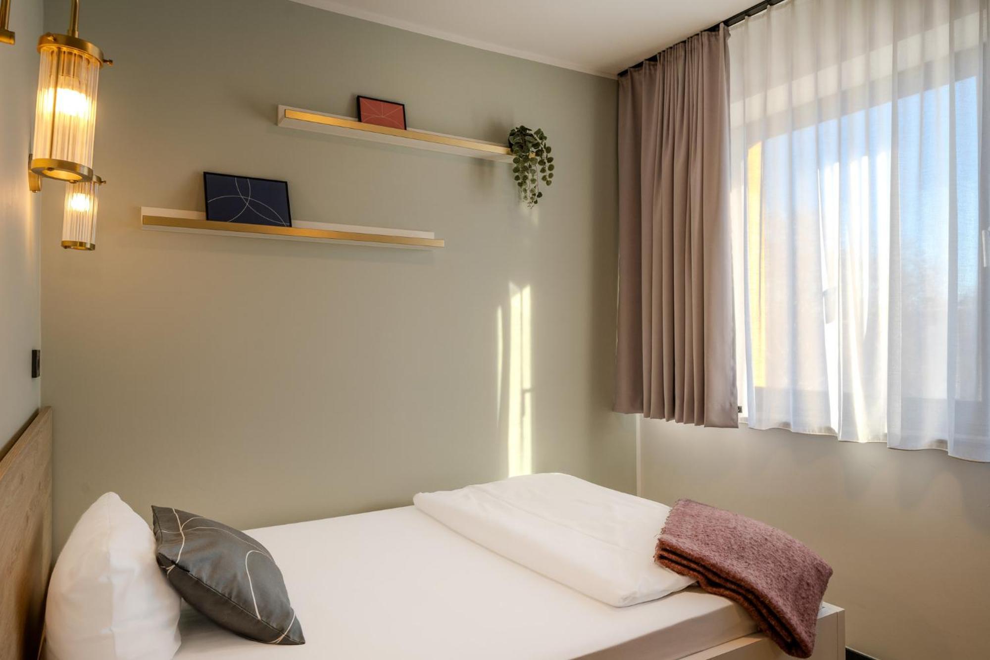 The Base Berlin One Hotel Bagian luar foto