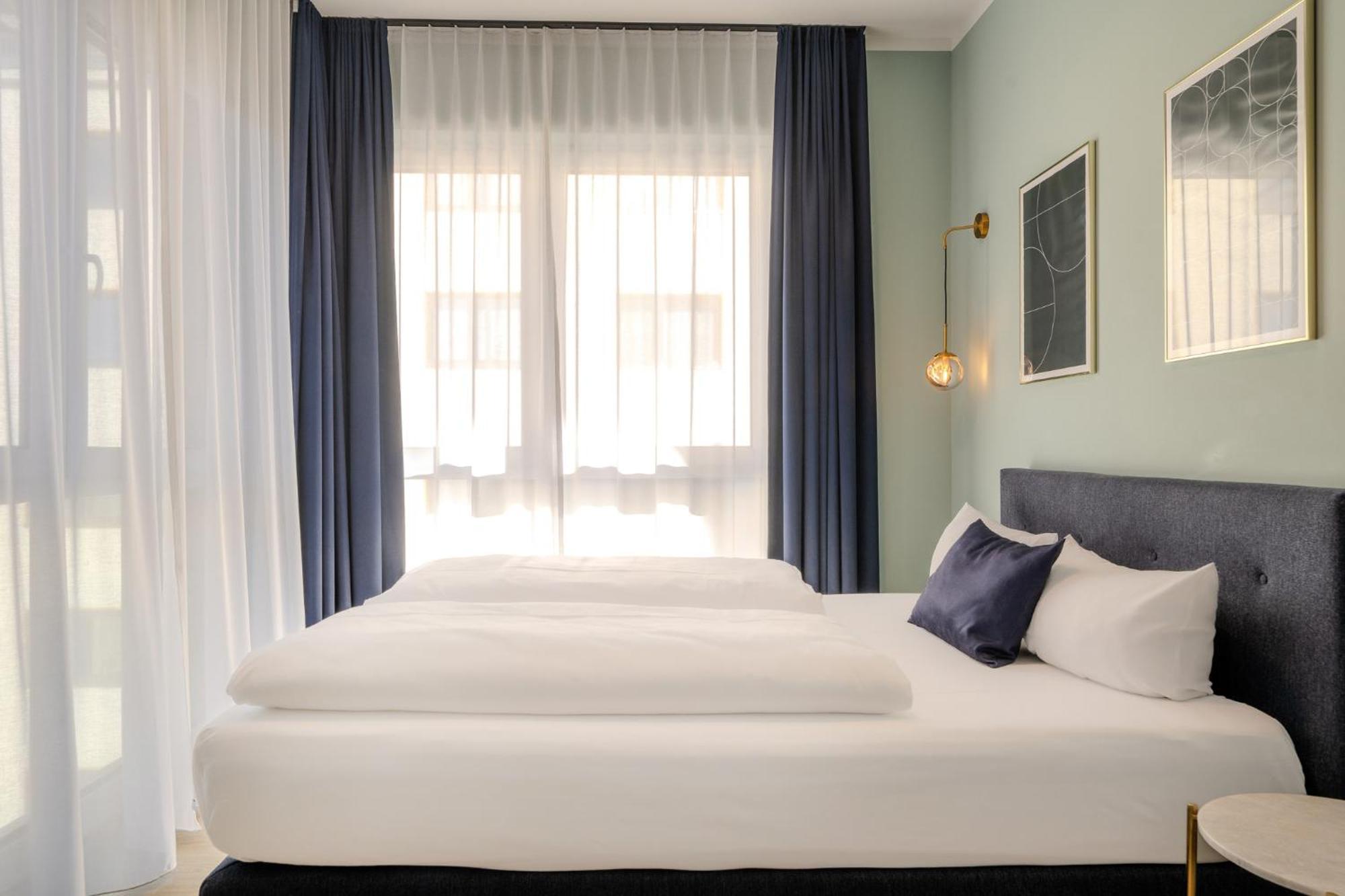The Base Berlin One Hotel Bagian luar foto