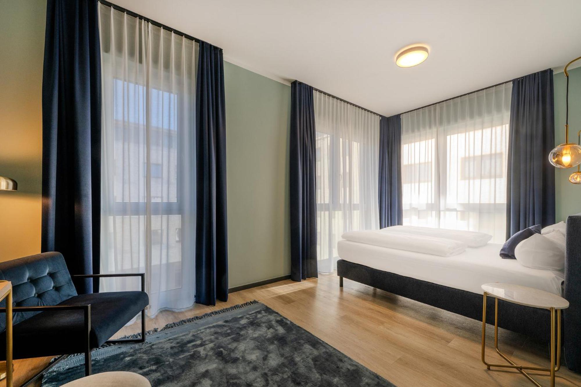 The Base Berlin One Hotel Bagian luar foto