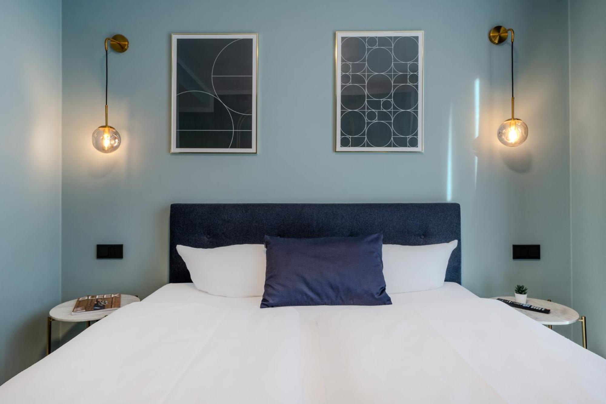 The Base Berlin One Hotel Bagian luar foto